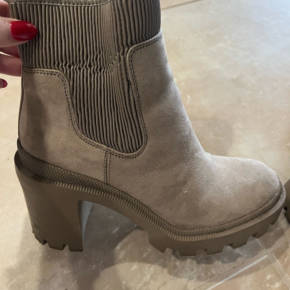 JLO by Jennifer Lopez Emalee platform lug sole Tan Ankle Boots